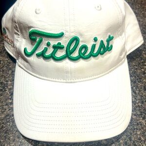Ogleby resort, Titleist hat